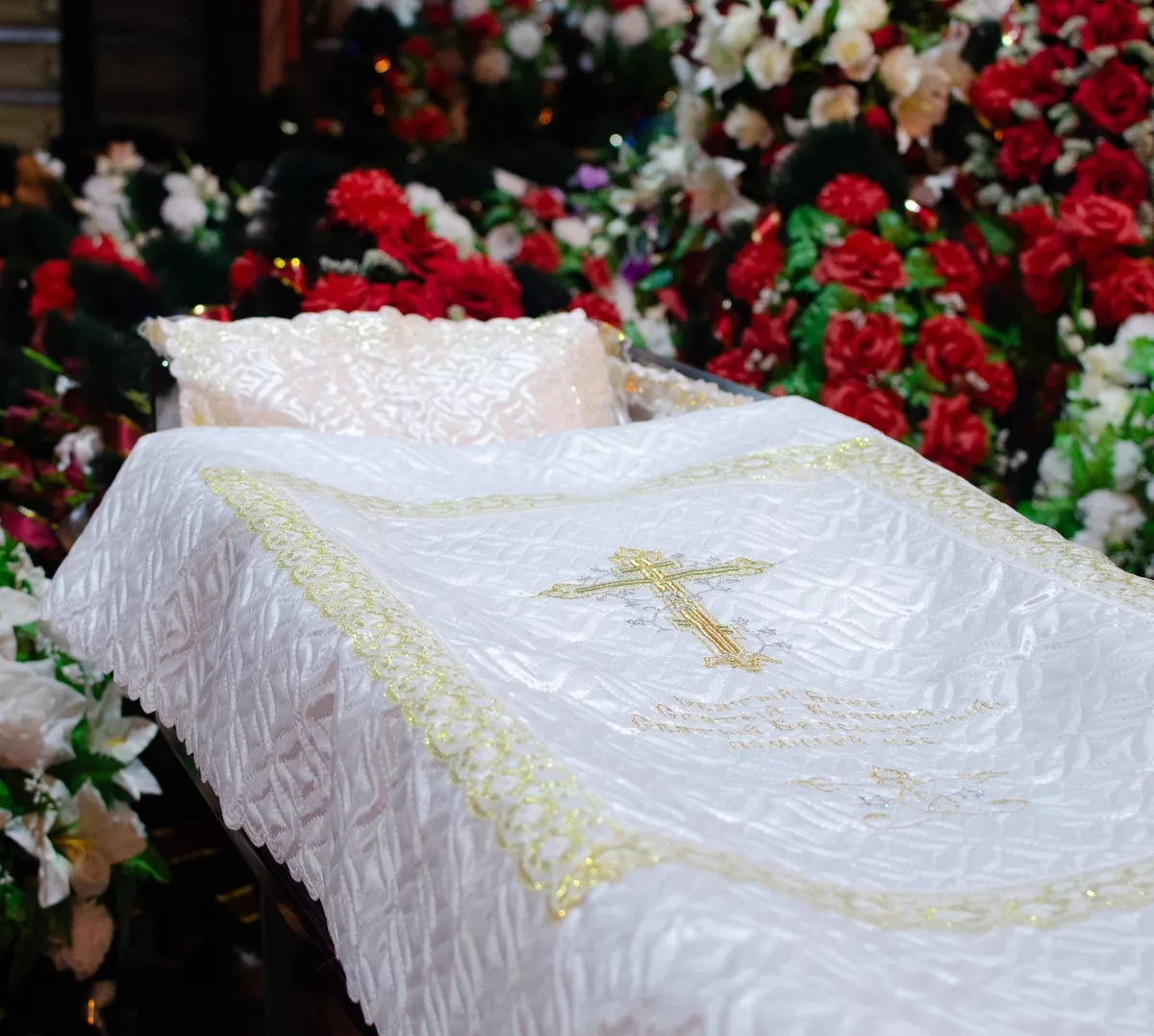 Набор для погребения стеганный атлас с вышивкой