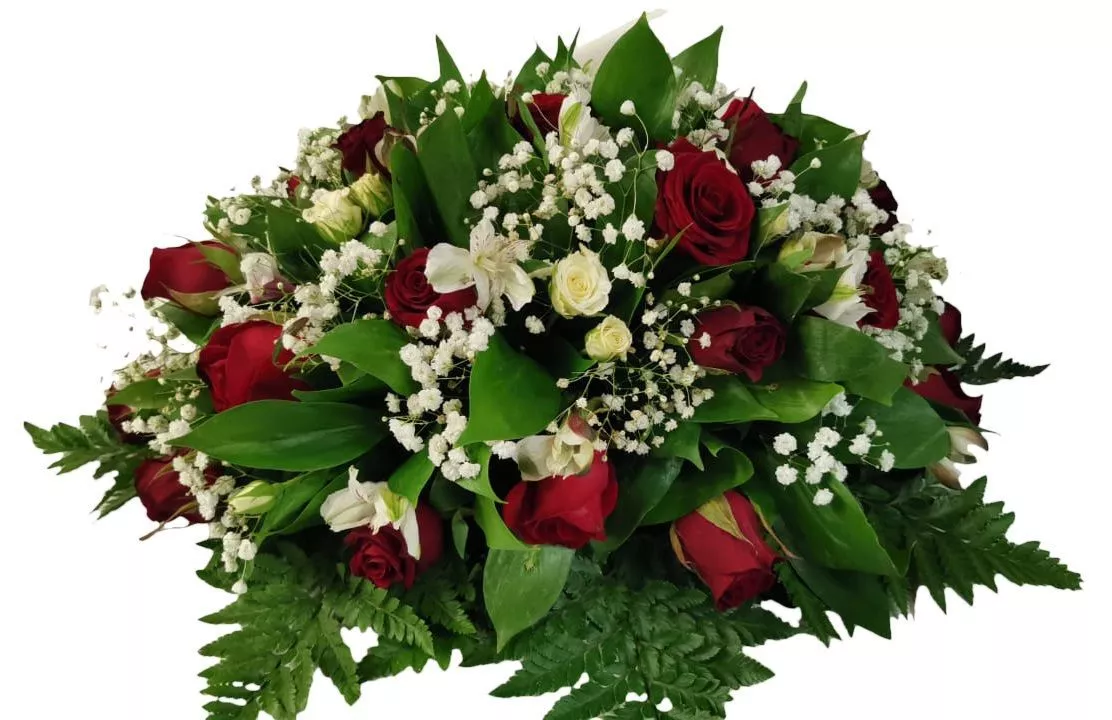 Композиция на гроб с розами и гипсофилами 50 см