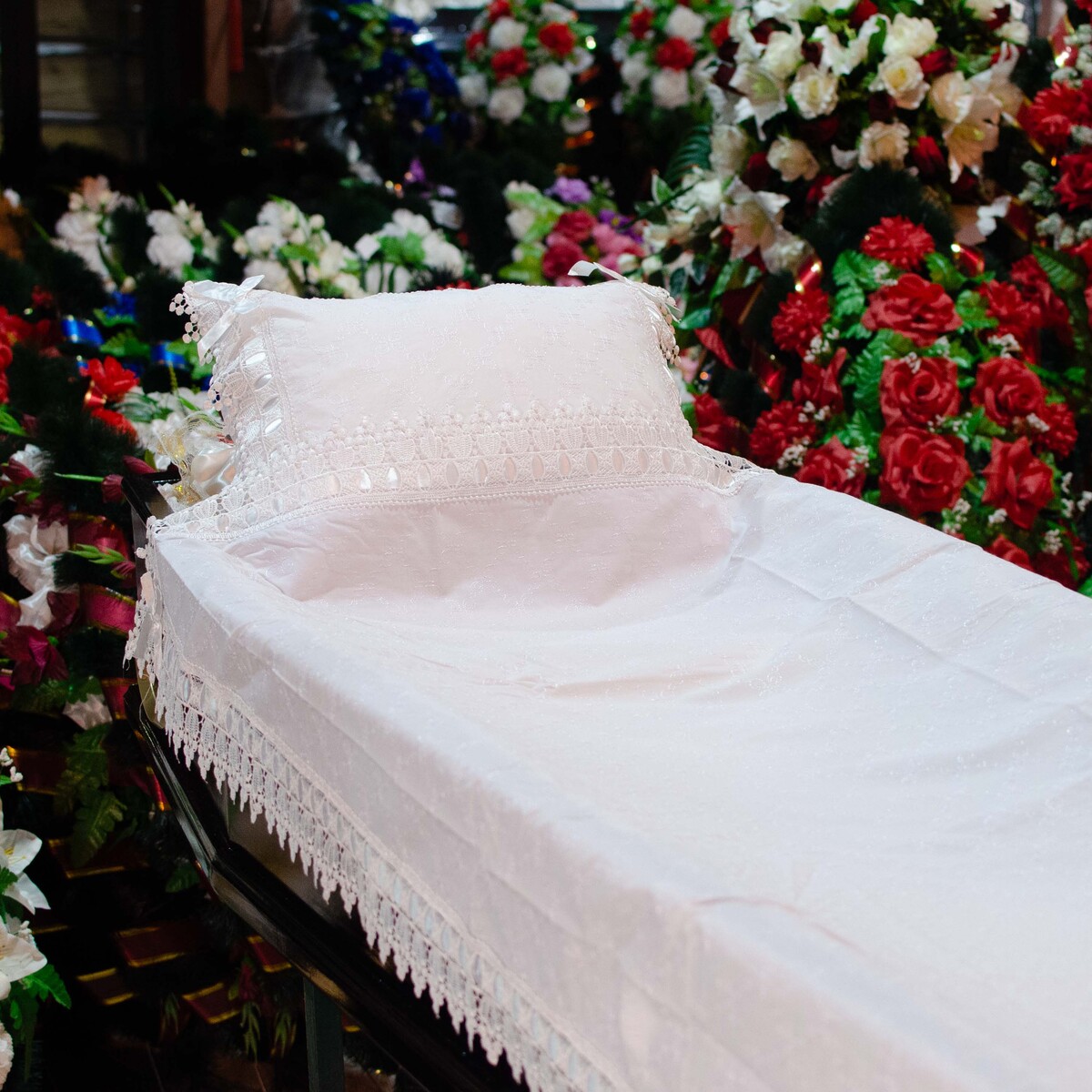 Набор для погребения "Батист" с вышивкой и атласной лентой