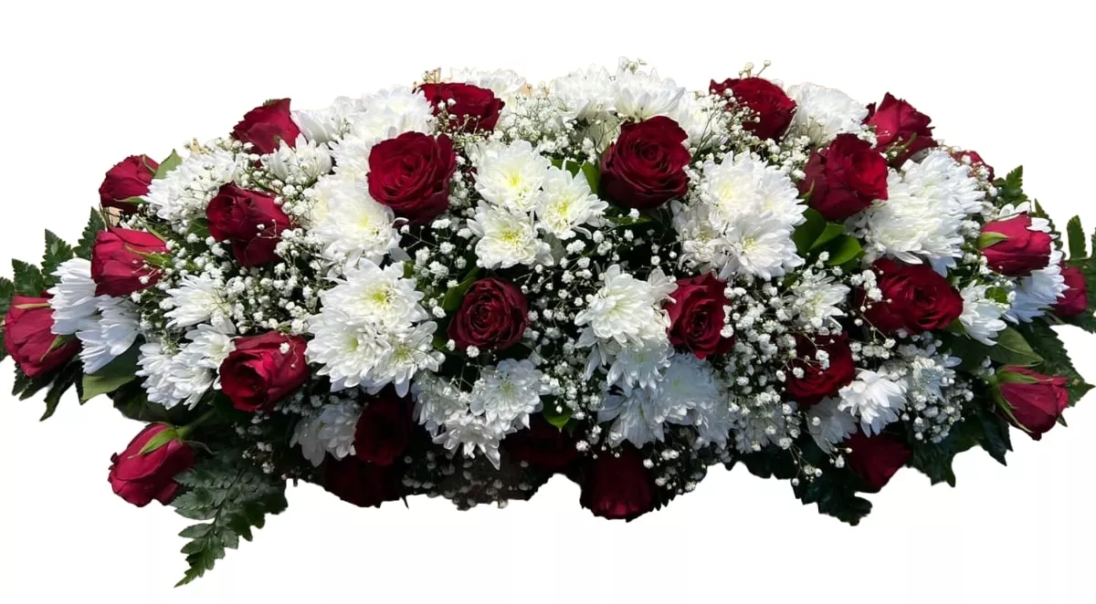 Композиция на гроб с красными розами и хризантемами 100 см