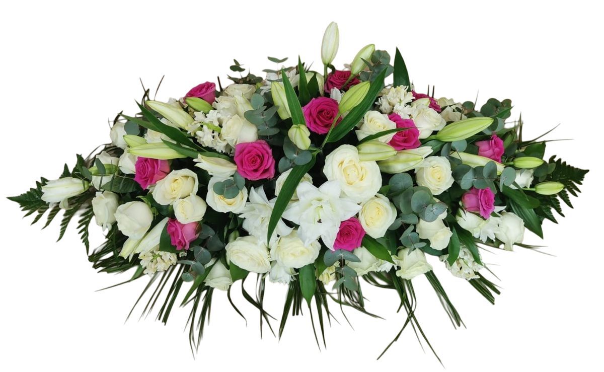 Композиция на гроб с белыми розами и лилиями 100 см