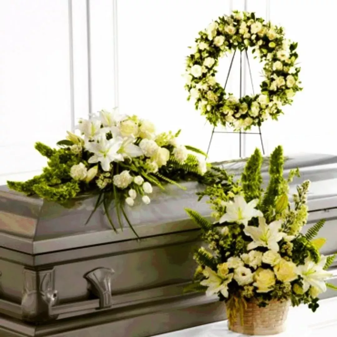 РИТУАЛЬНАЯ ТРАУРНАЯ КОМПОЗИЦИЯ ИЗ ЖИВЫХ ЦВЕТОВ (3 ЭЛЕМЕНТа)