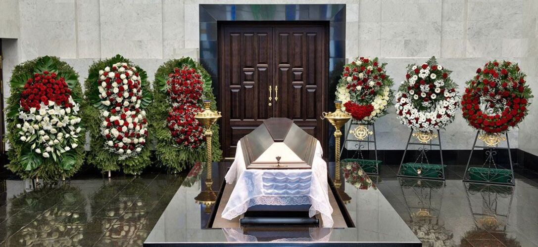 РИТУАЛЬНАЯ ТРАУРНАЯ КОМПОЗИЦИЯ ИЗ ЖИВЫХ ЦВЕТОВ (6 ЭЛЕМЕНТОВ)