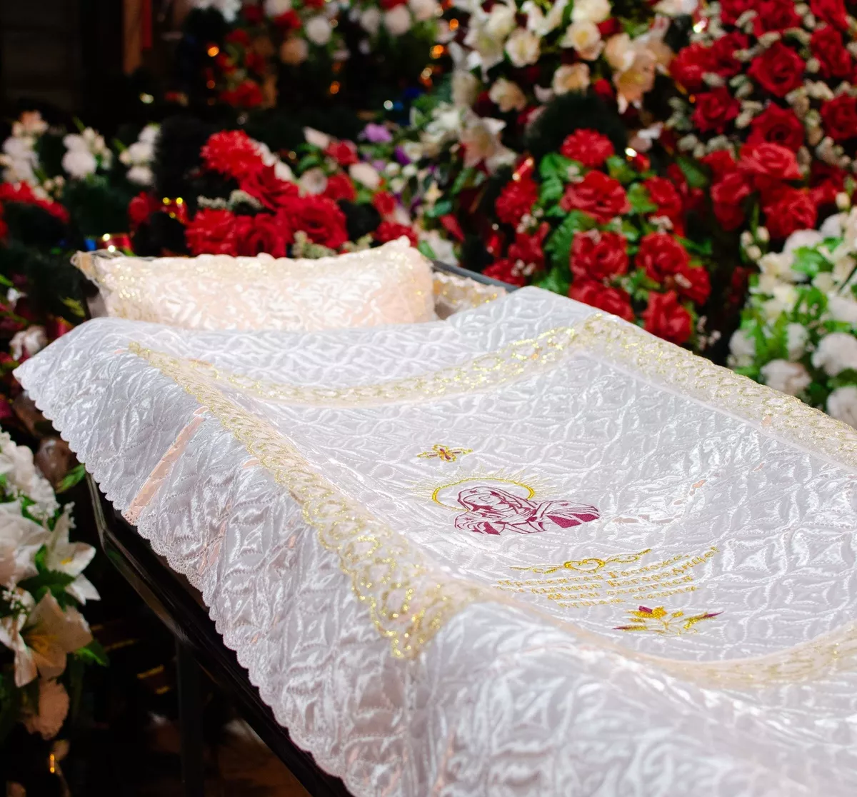 Набор для погребения стеганный атлас с вышивкой