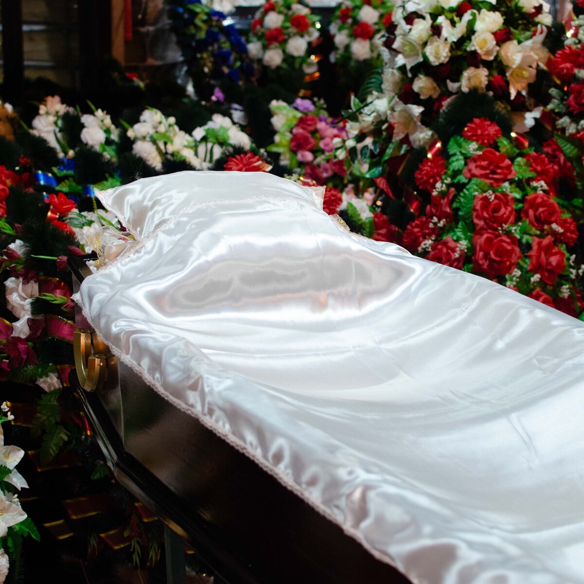 Набор атласный с узким серебряным кружевом