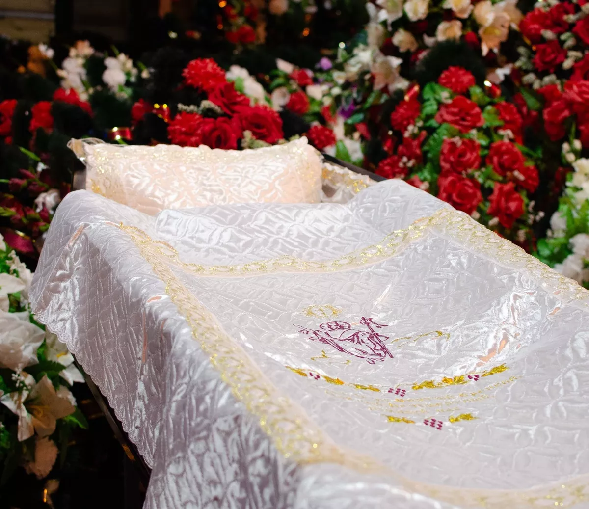 Набор для погребения стеганный атлас с вышивкой