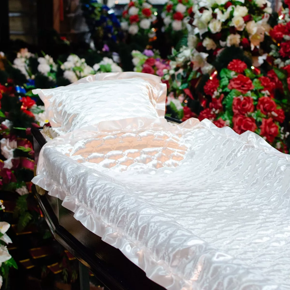 Набор атласный стеганный с белым рюшем