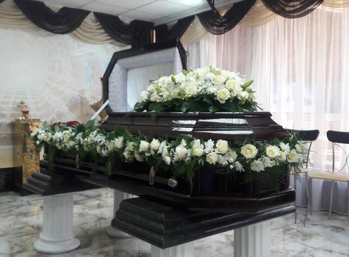 РИТУАЛЬНАЯ ТРАУРНАЯ КОМПОЗИЦИЯ ИЗ ЖИВЫХ ЦВЕТОВ (2 ЭЛЕМЕНТа)