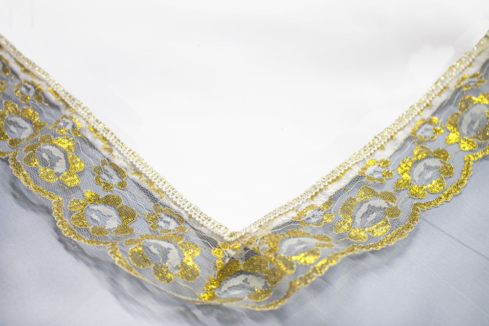 Покрывало в гроб атлас белое с золотым кружевом