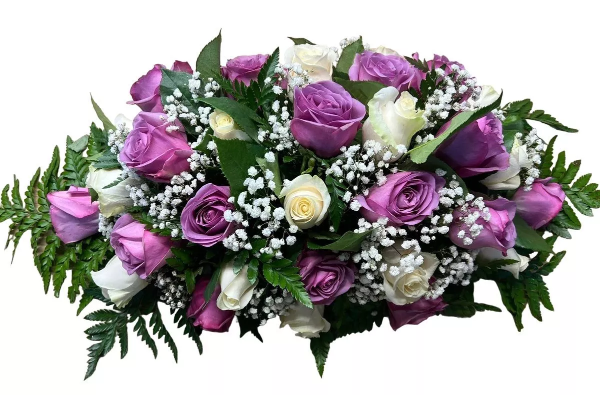 Композиция на гроб с белыми и лиловыми розами 50 см